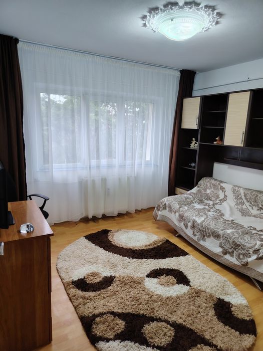 Închiriez apartament cu 2 camere
