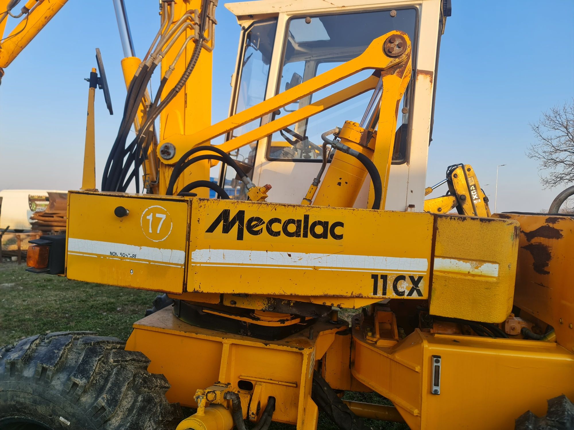 Vînd excavator Mecalac