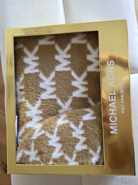 Set caciula si fular Michael Kors