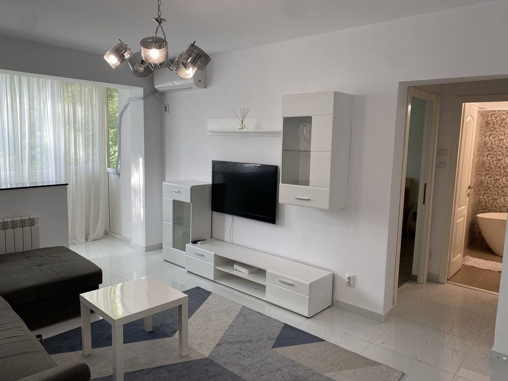 Proprietar Piata Victoriei  inchiriez apartament doua camere