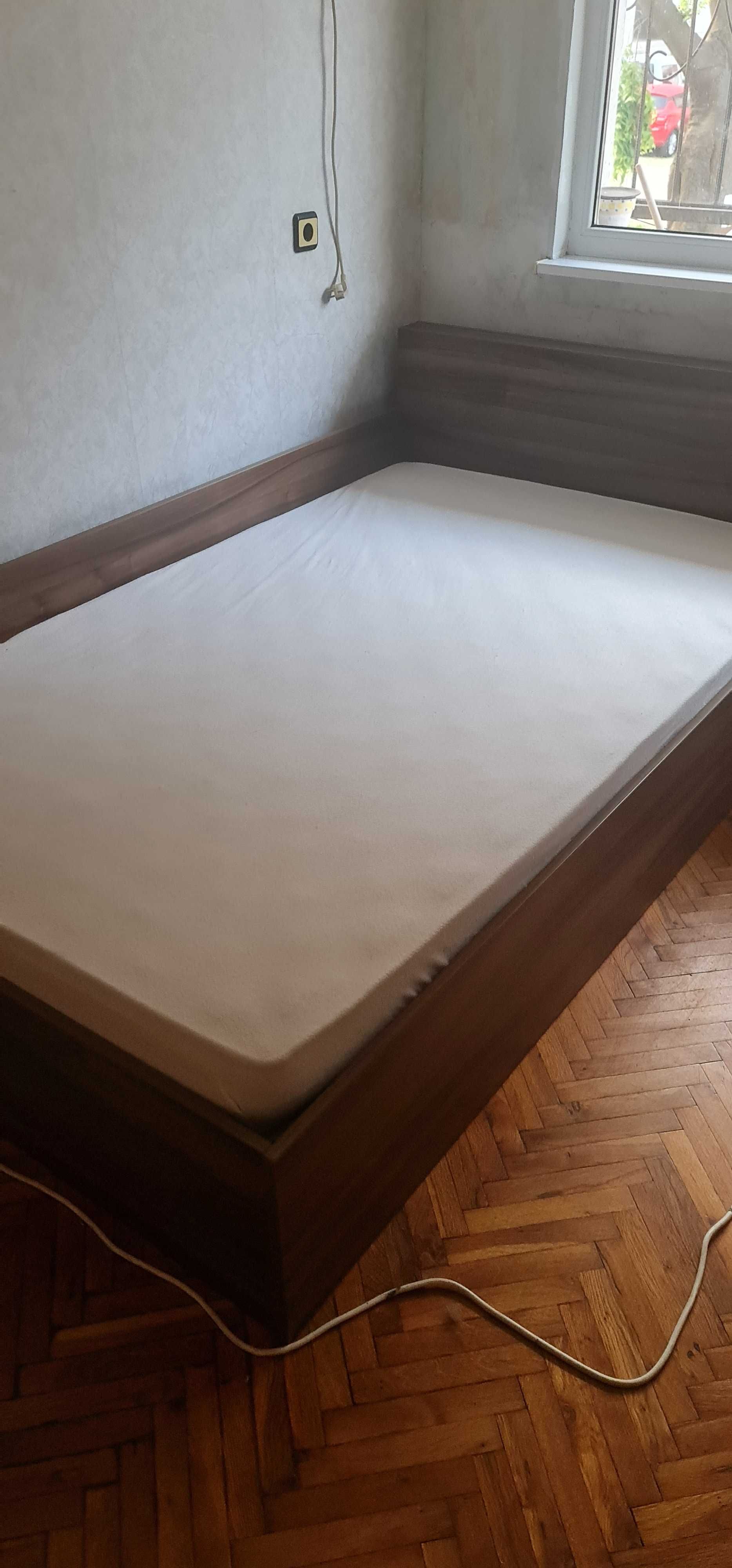 Продавам спалня персон и половина 120на 210с подматрачнарамкаиматрак
