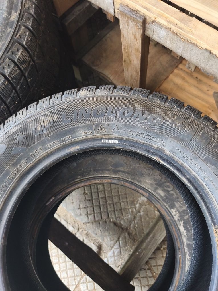 Продавам зимни гуми 195/65R15 с две джанти