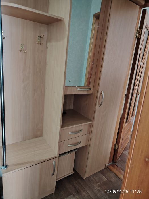 Продам прихожую срочно