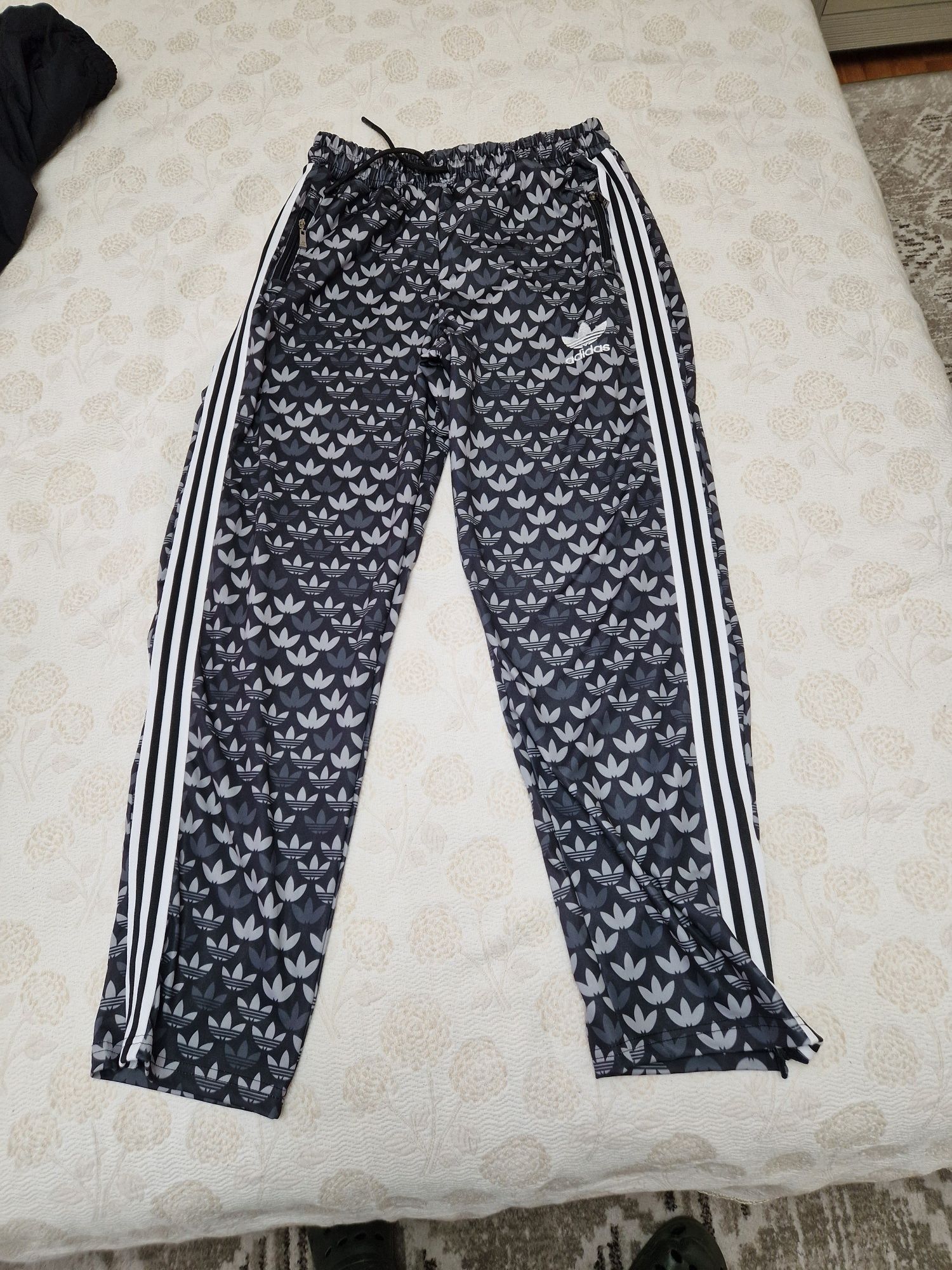 Vând pantaloni Adidas