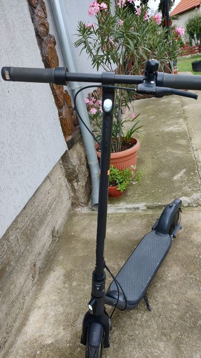 Vând trotineta electrica Ninebot KickScooter F2