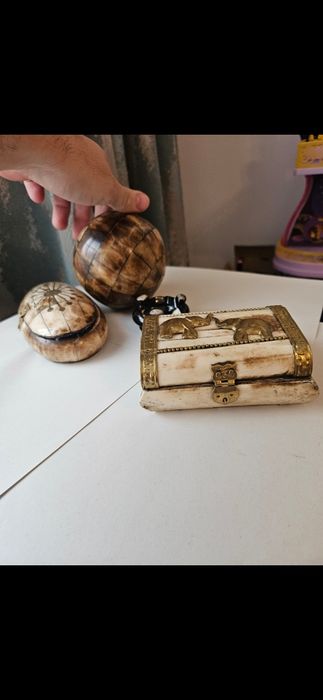 Cutii de bijuterii din os și sfera de os