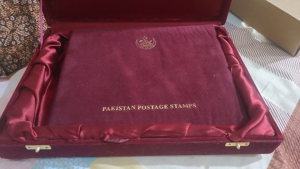 Марки Пакистана в подарочном футляре