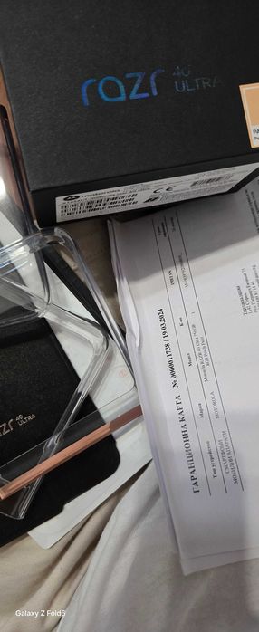 Motorola Razr 40 Ultra - в гаранция, с перфектен дизайн