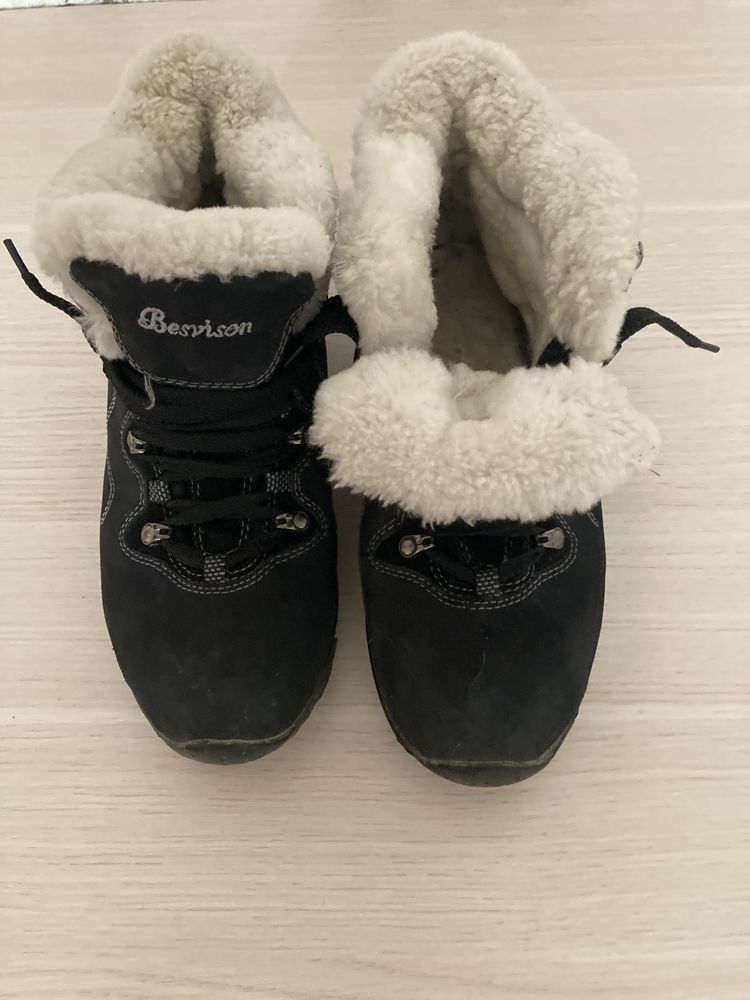 Продам  женские зимние ботинки