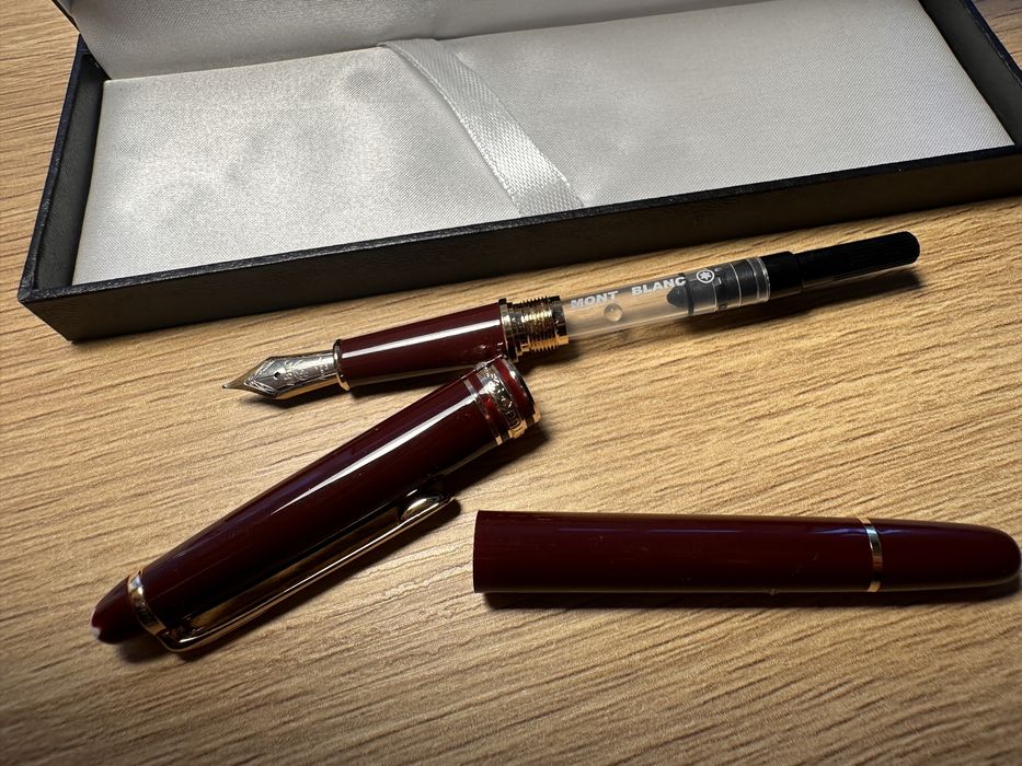 Stilou Mont Blanc visiniu, penita aurie si argintie, fountain pen