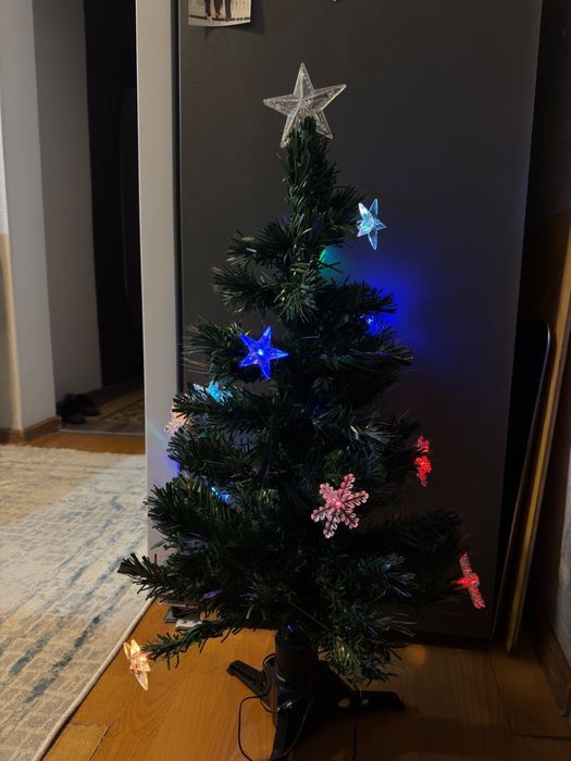 Продам красивую святящуюся елку