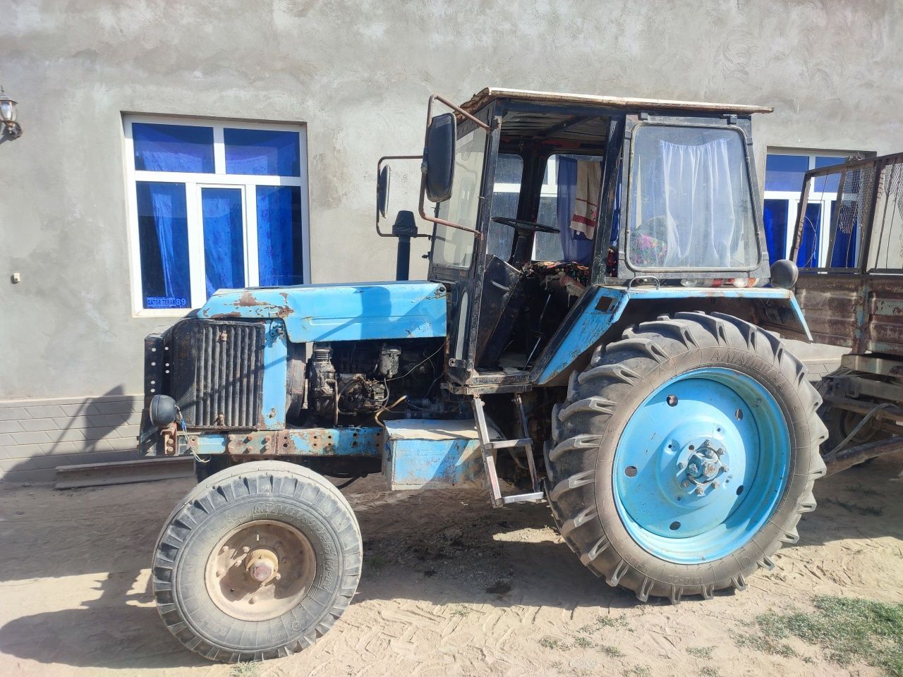 Traktor srochniy sotiladi
