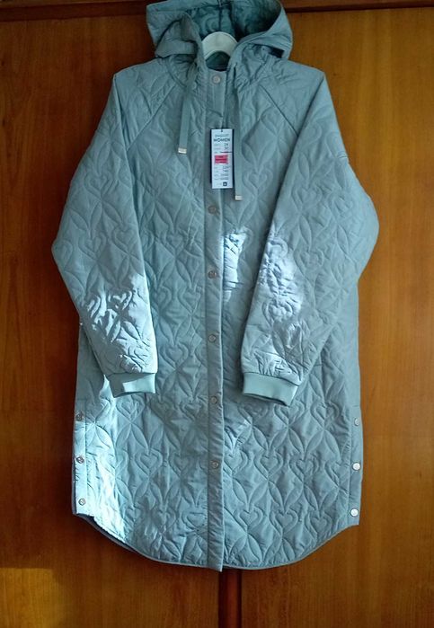 Ново, необличано  дамско олекотено яке. Цвят МЕНТА.