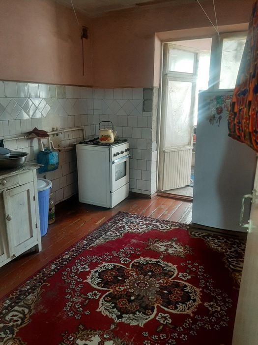 Продается 2 - комнатная квартира, Чирчик, Октябр, возле базара