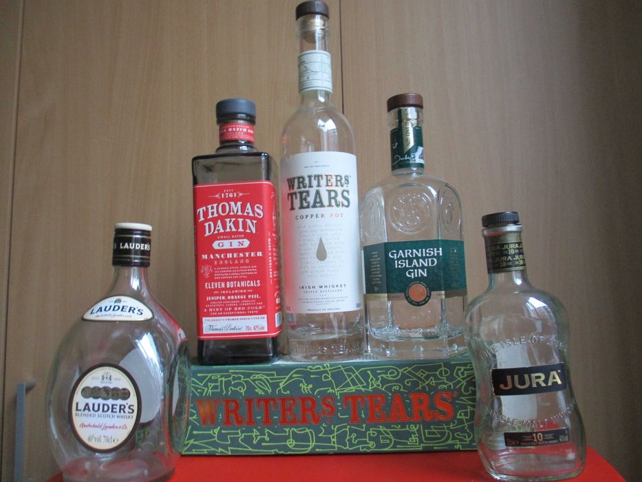 Колекция от стъклени бутилки (уиски и др.)