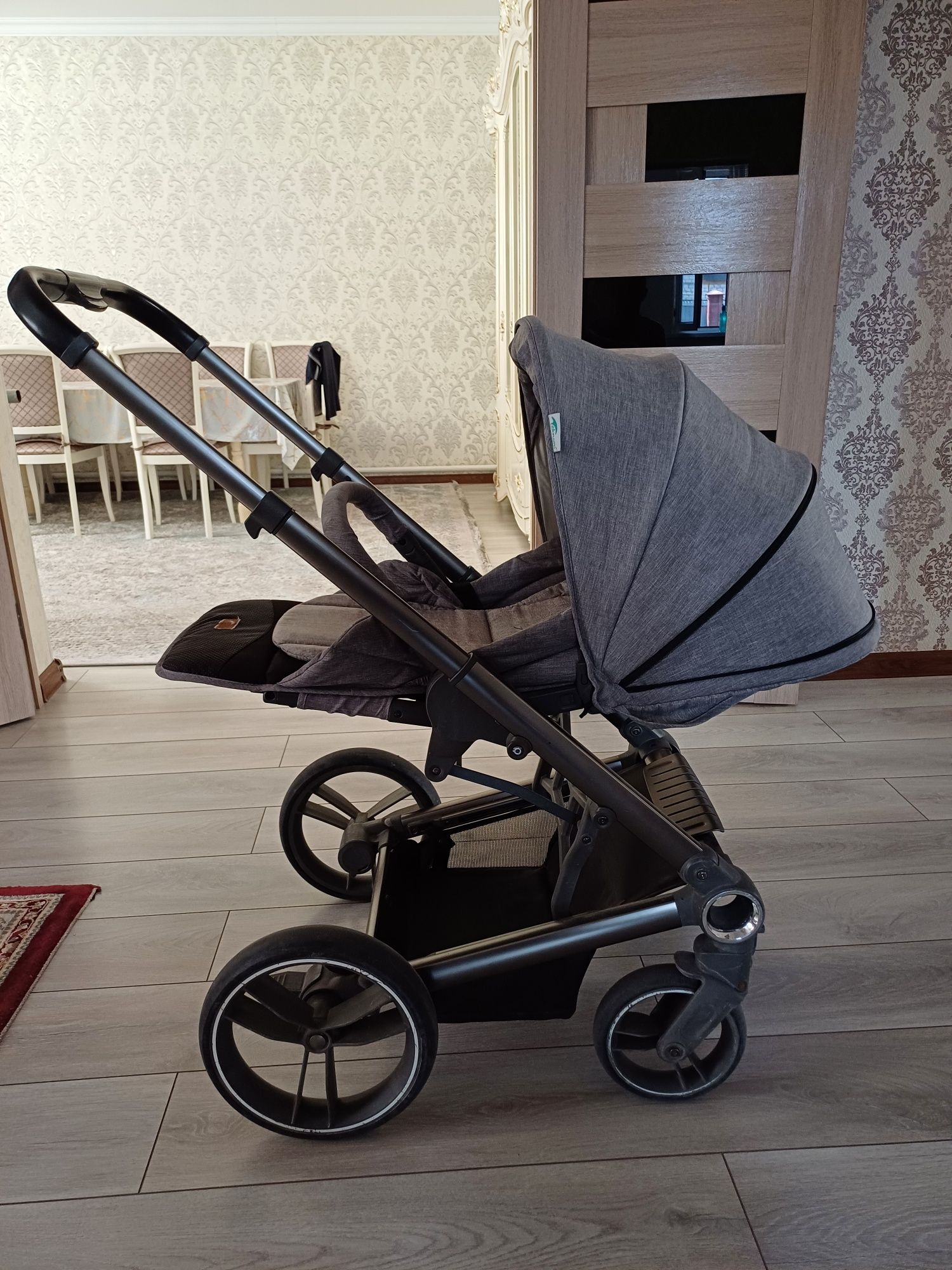 Продаю зимнюю детскую коляску