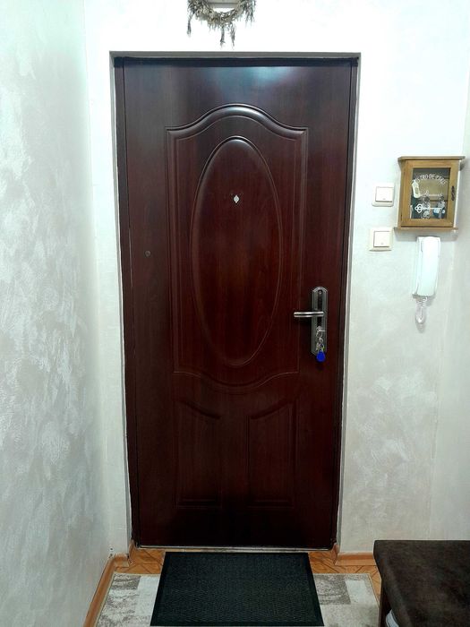 Входна врата с шпионка