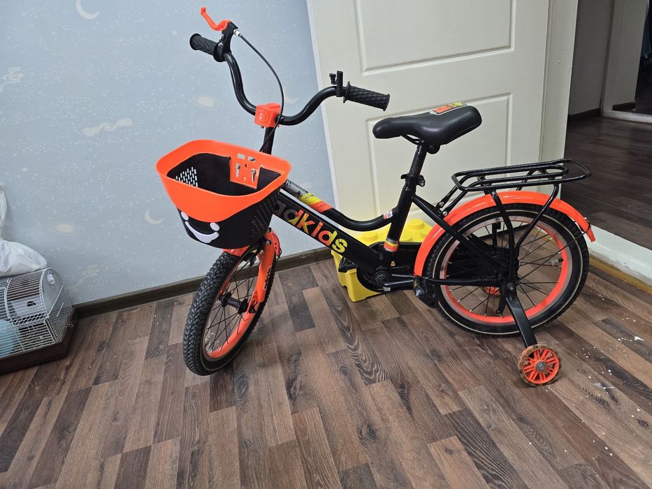 Яркий детский велосипед