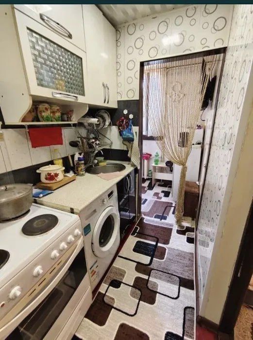 1 ком. квартира, 1/2/2. Дом деревянный. Сергели, Спутник 1. Метро 600м