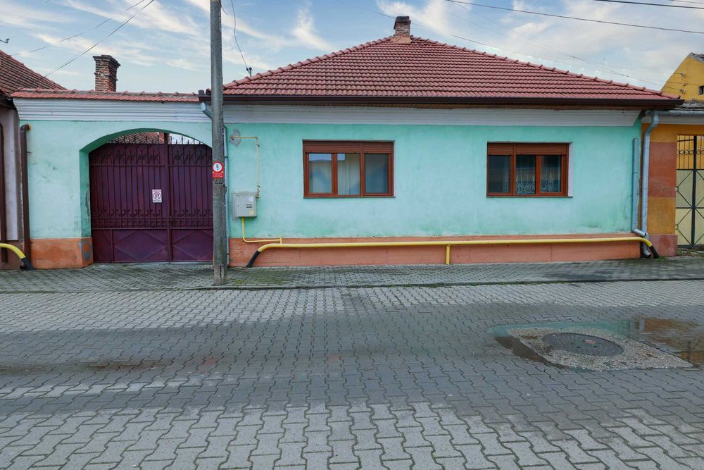 Casă 3 camere, renovată 2021, fotovoltaice 6kW, 815 mp teren – Orăștie