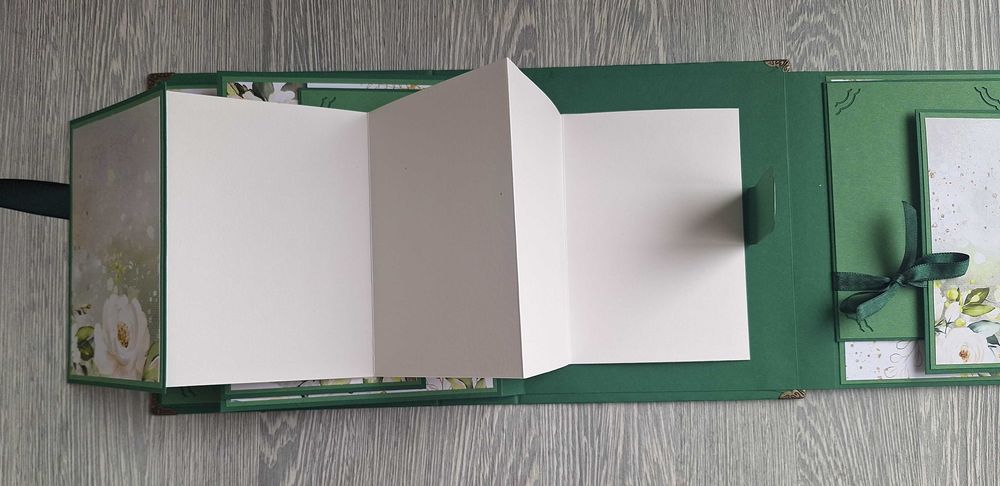 Скрапбук албум в зелено и бяло, с нежни рози, ръчна изработка /43.44