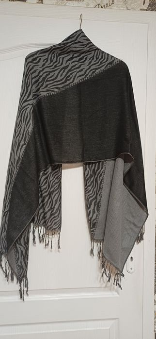 Два броя дамски  шала