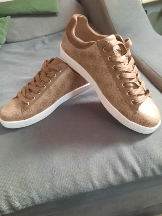 Оригинални сникърси Guess