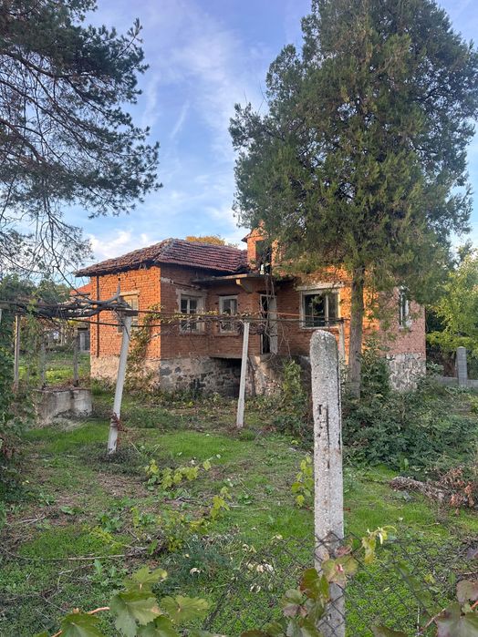 Къща с Двор 850кв