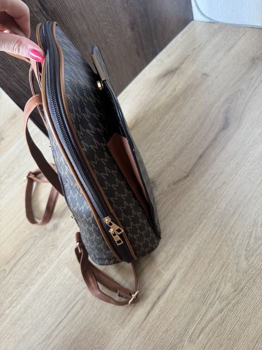 Дамска кафява раница