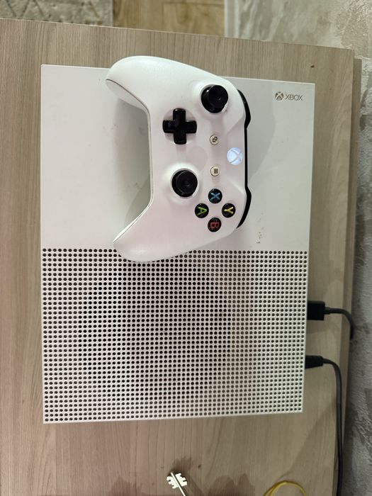 Продам xbox one. 1 tb. Отличное состояние.