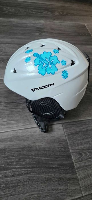 Шлем лыжный в отличном состоянии