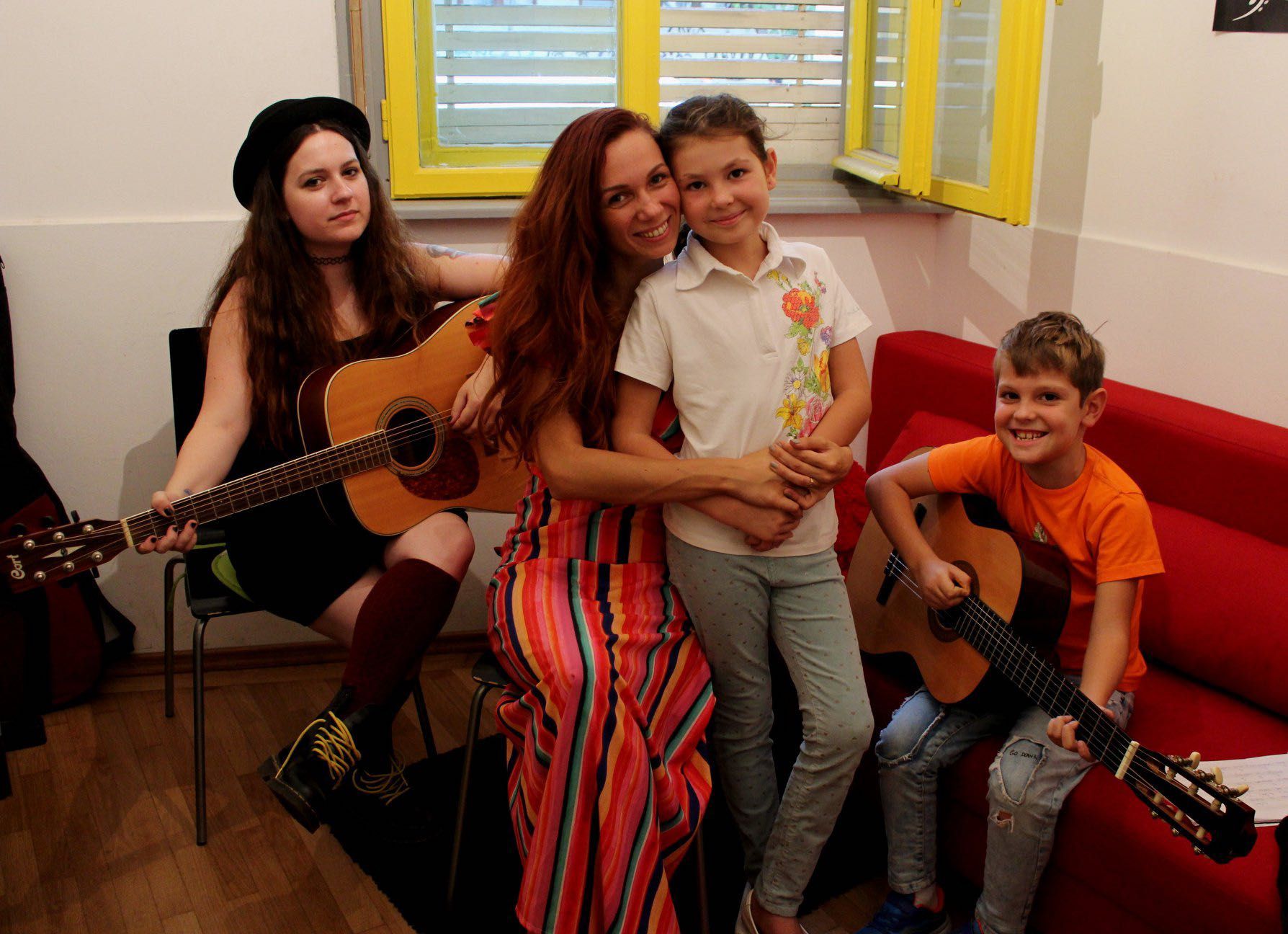 Profesoară de chitară, lecții pentru copii și adolescenti Tunari/Ilfov