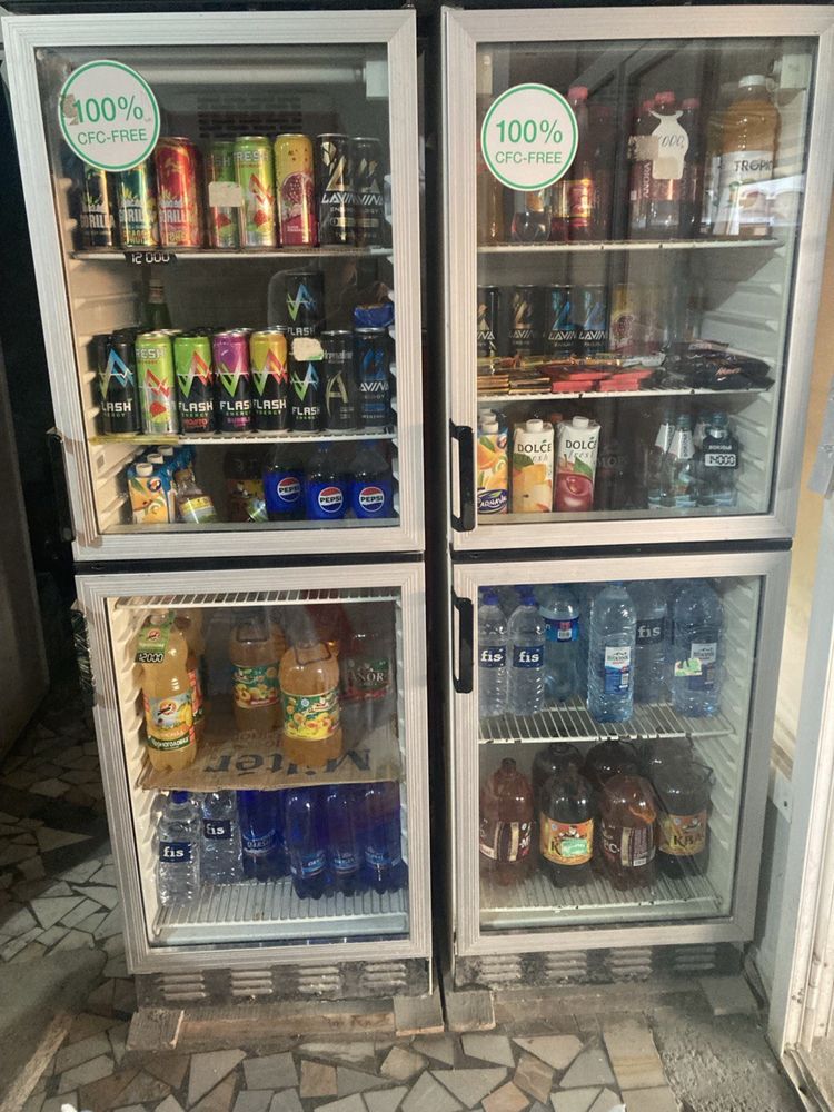 Срочно продается витринный холодильник
