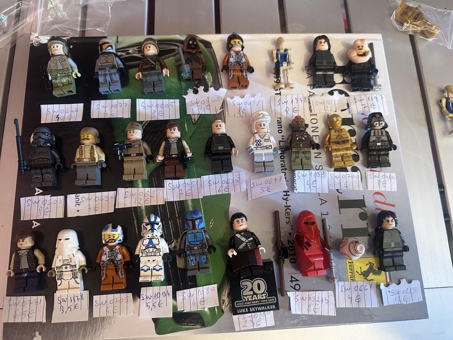 Lego omuleti disponbili peste 1000