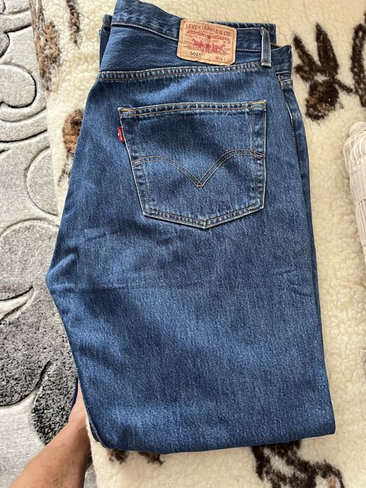 Vand blugi drepti  noi cu eticheta Levis