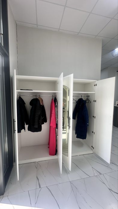 Продам шкаф в отличном состоянии с зеркальными дверцами.