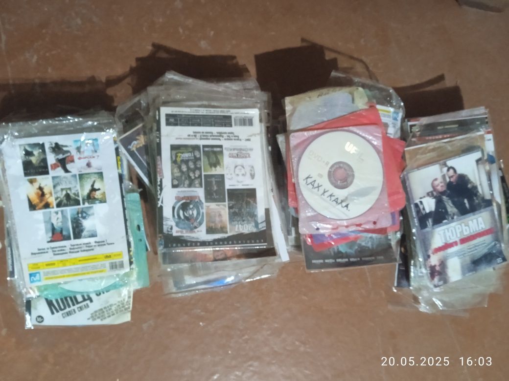 300taga yaqin  boevik serial kino disklar sotiladi
