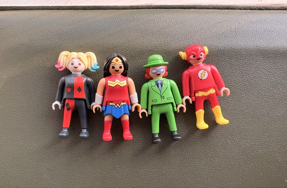 Меняю и продаю фигурки Kinder DC playmobil