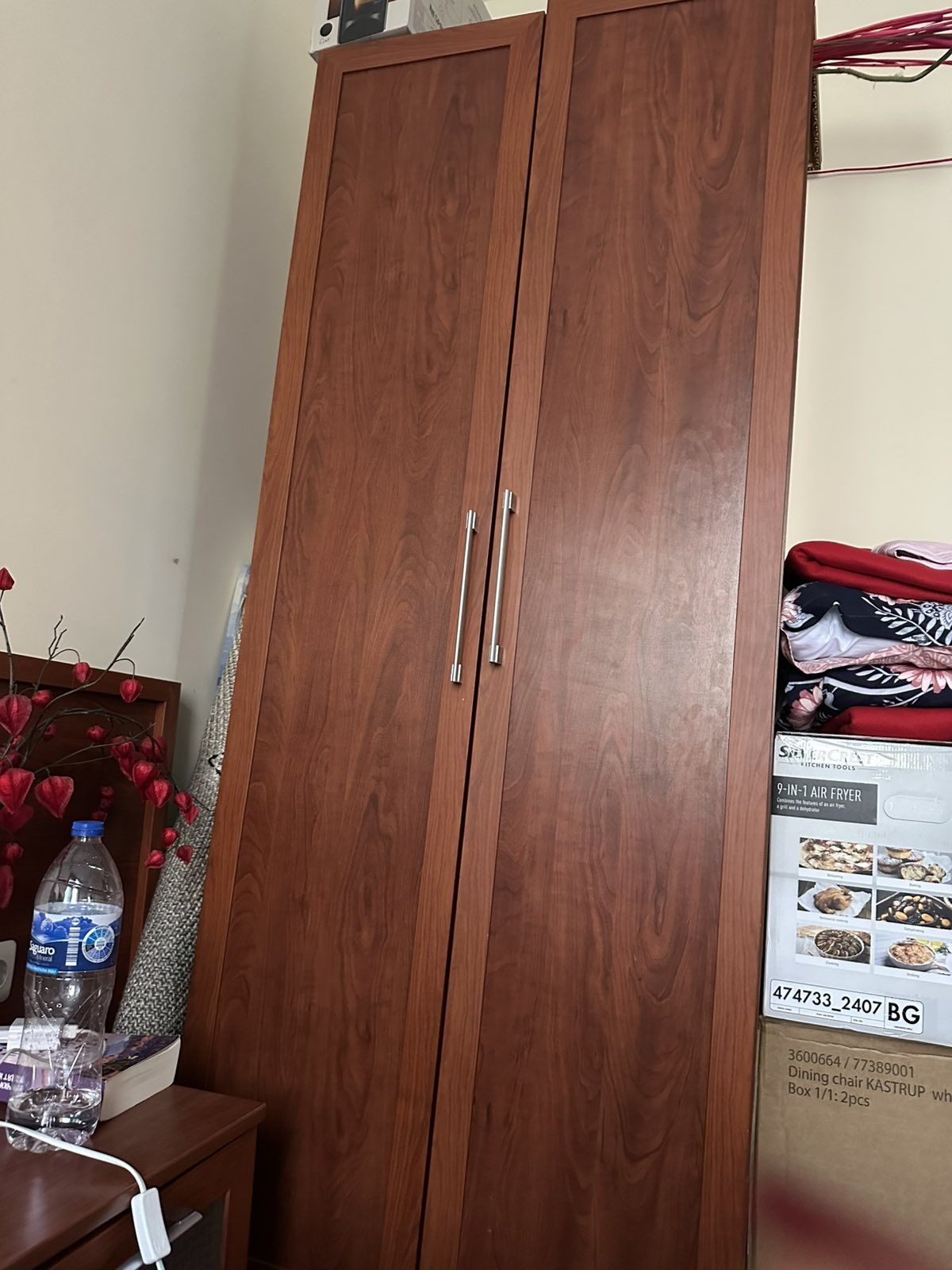 Двукрилен дървен гардероб