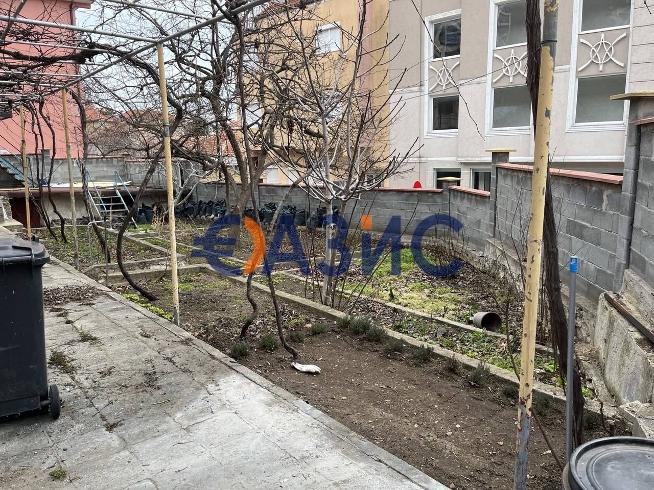 Двуетажна къща в центъра на гр. Свети Влас 245 м2, и двор 1 149 м2,