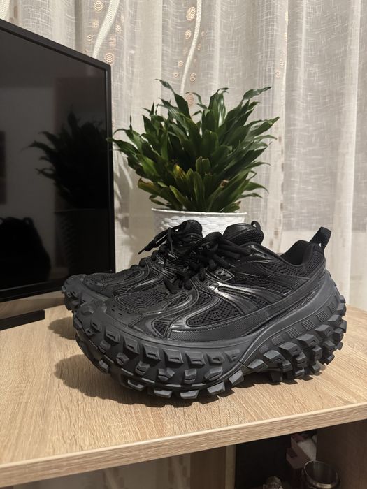 Balenciaga defender/bouncer
