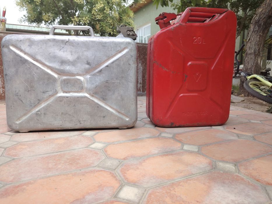 Бензин канистра сотилди.