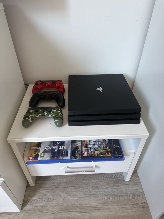 PlayStation 4 Pro 1TB + 3 controllere + Jocuri