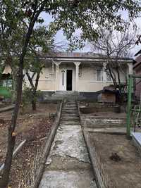 Vând casă formată din două corpuri în Targu Bujor