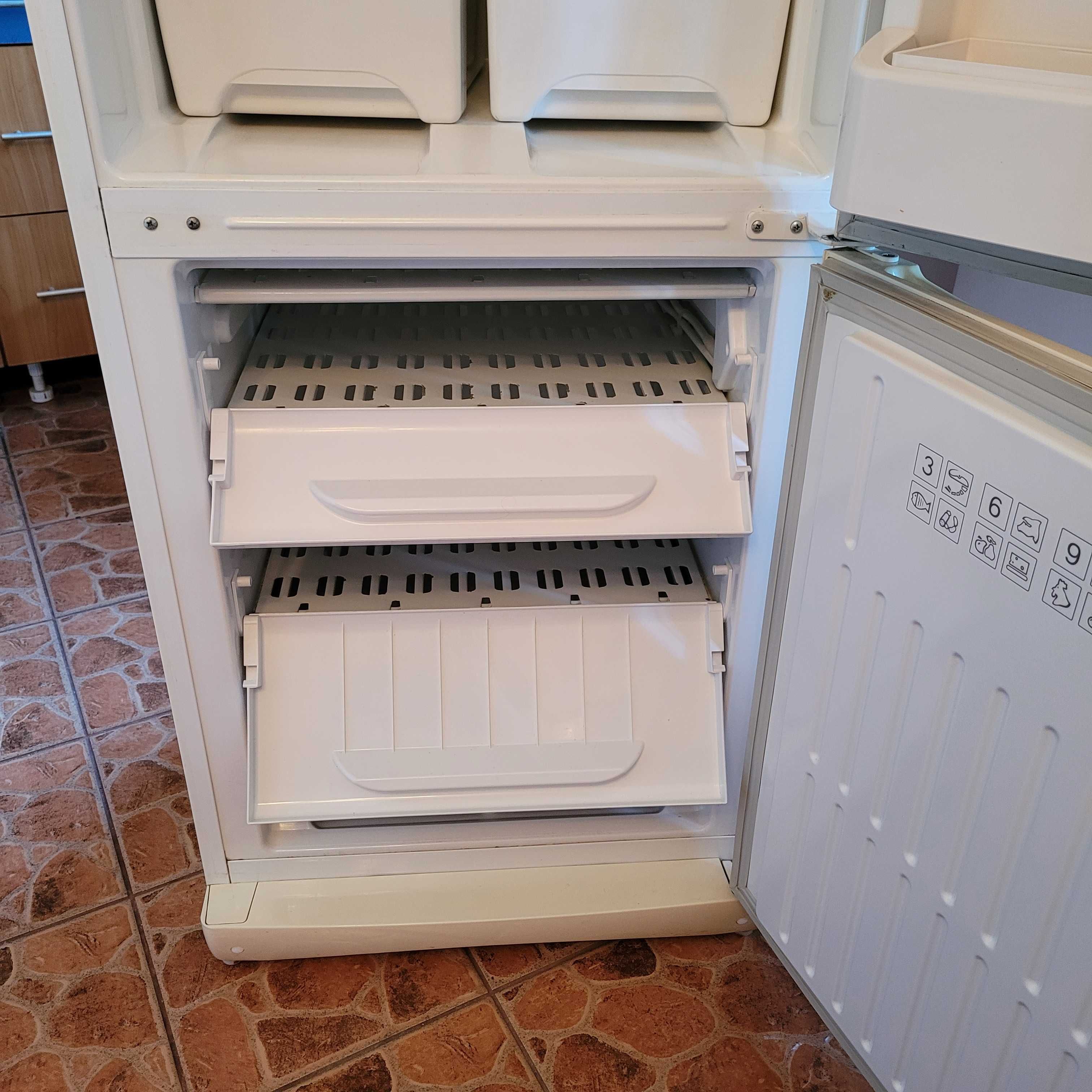 Продам двухкамерный холодильник Stinol