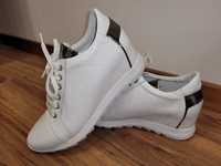 Нови бели спортни обувки от естествена кожа