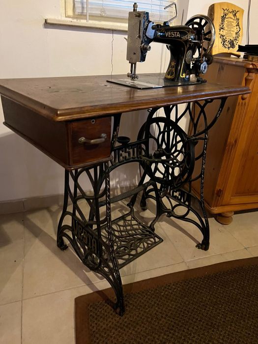 Masina de cosut  antic Vesta
