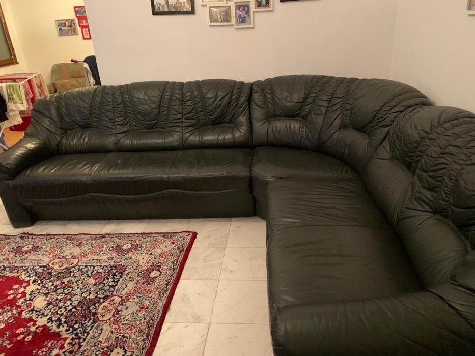 Запазен и удобен ъглов кожен диван