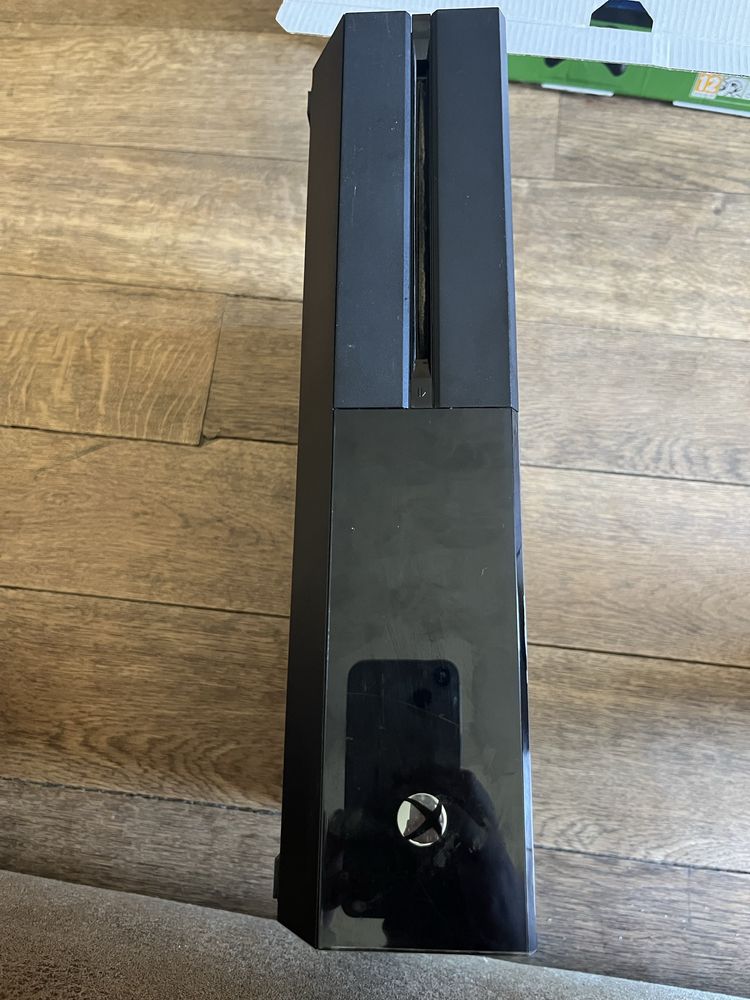 Xbox One 500 GB + KINECT + игри