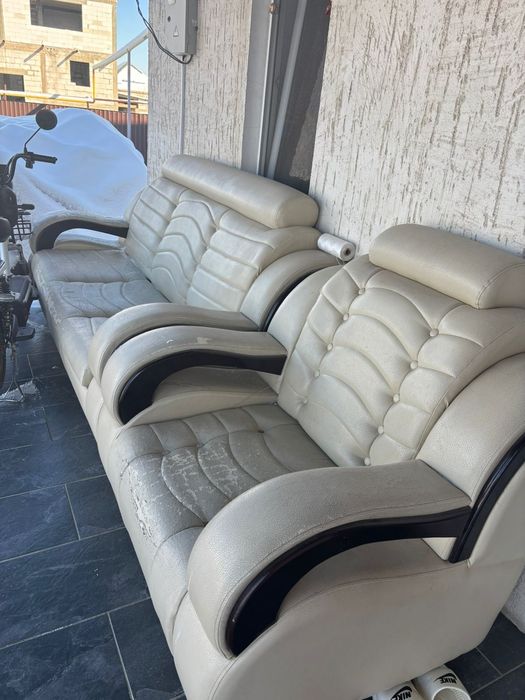 Диван и гарнитур